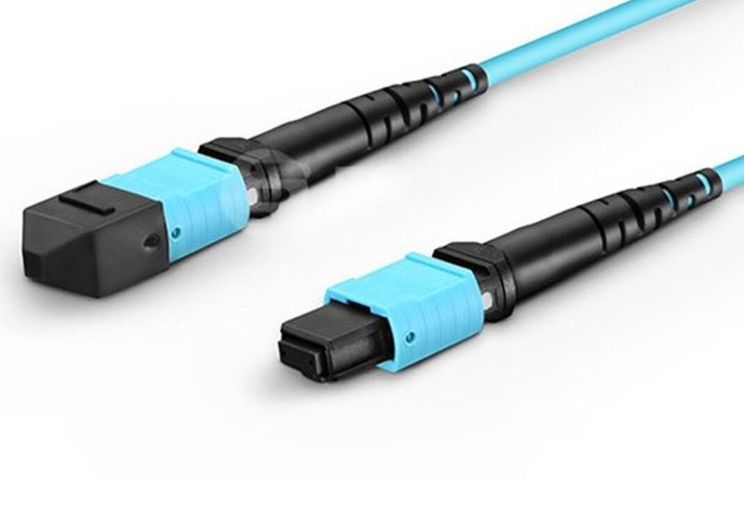 fibre à plusieurs modes de fonctionnement femelle du tronc OM3 de noyau du matériel MPO 8 du câble optique LSZH de la fibre 10g
